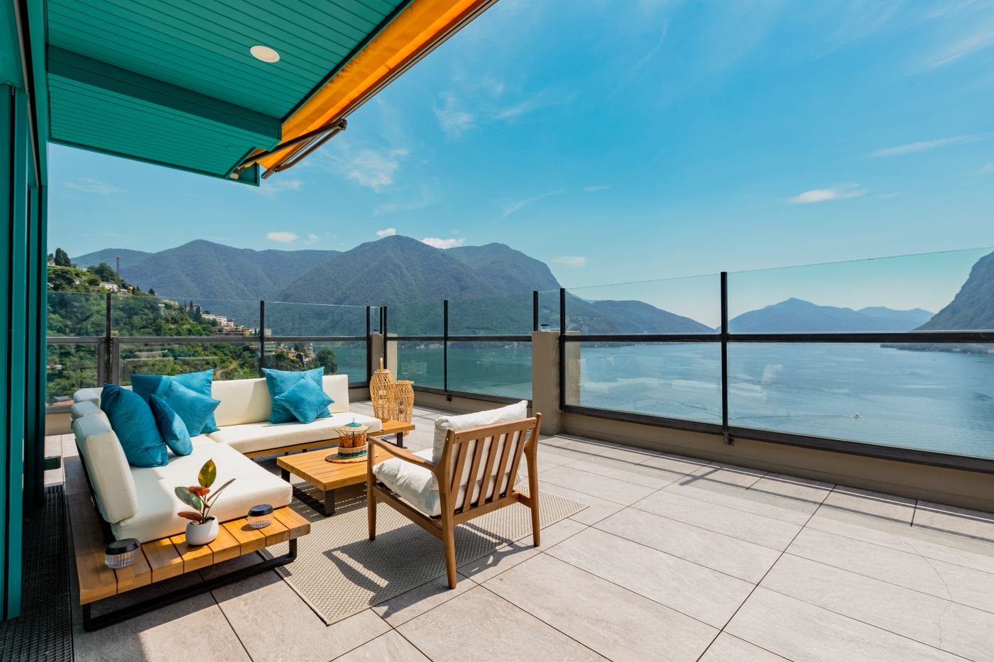 Terrasse mit Blick über das Wasser
